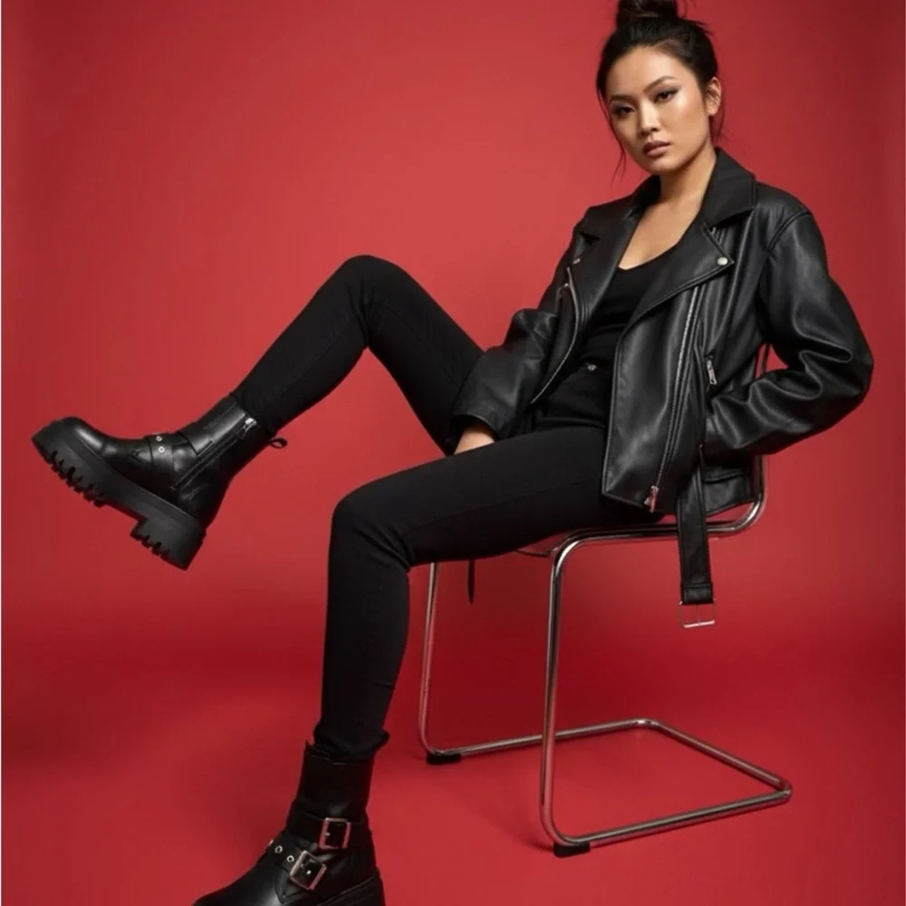 Chic Black Leather Jacket - Picture 1 of 5